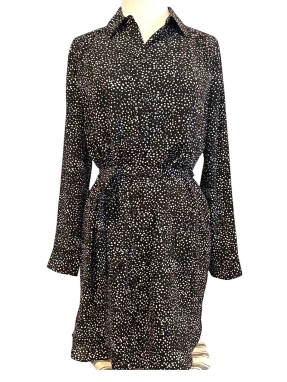 NWT Reitmans Black & White Polka Dot Patterned Long Sleeve Button-Down Dress med